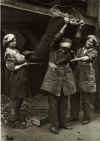 photo.WWI.women.Br.coalheavers.London.jpg (38102 bytes)